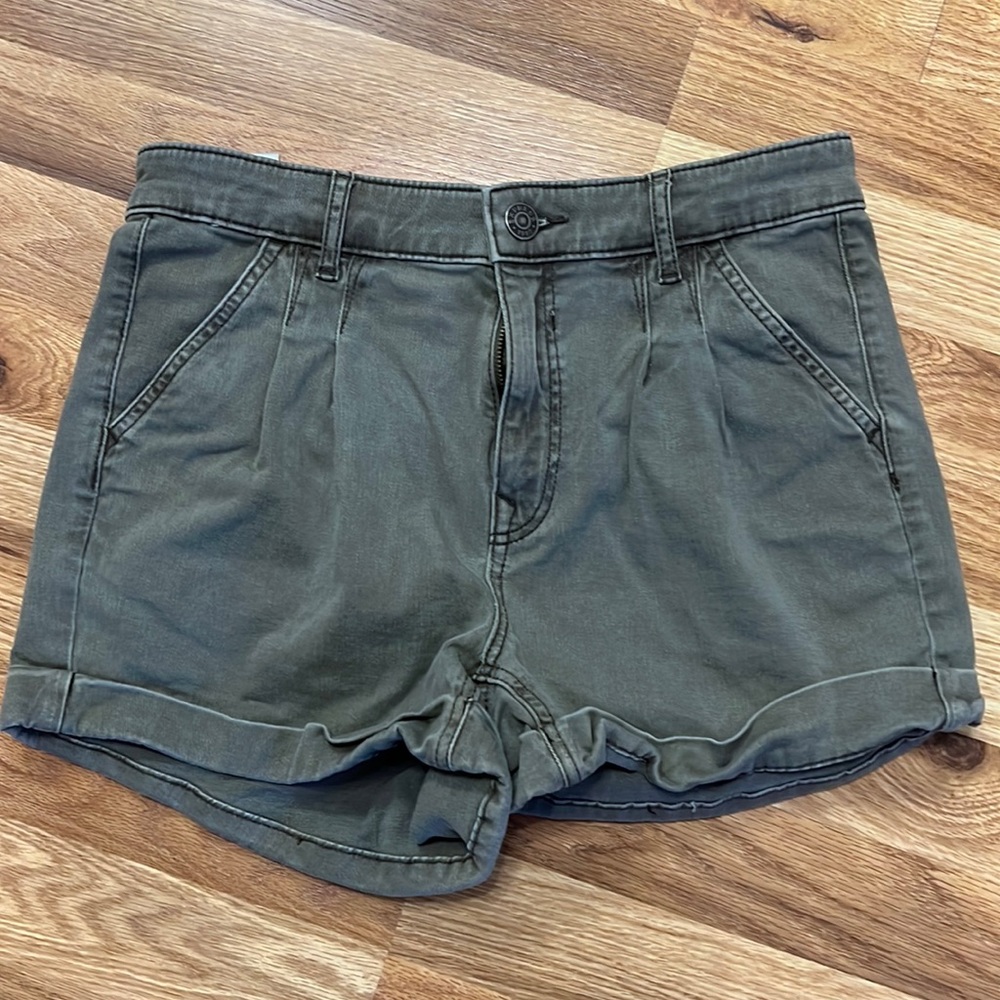 EXPRESS Pleated High Rise Mom Shorts